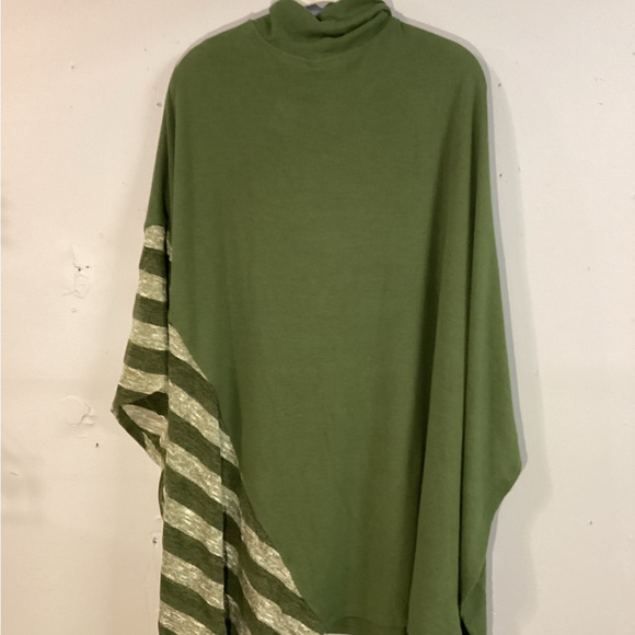 Truth + Style Petite Mixed Media Poncho XLP Olive NWOT - Picture 3 of 3
